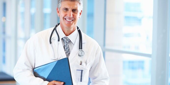 médecin traitant une mycose des ongles