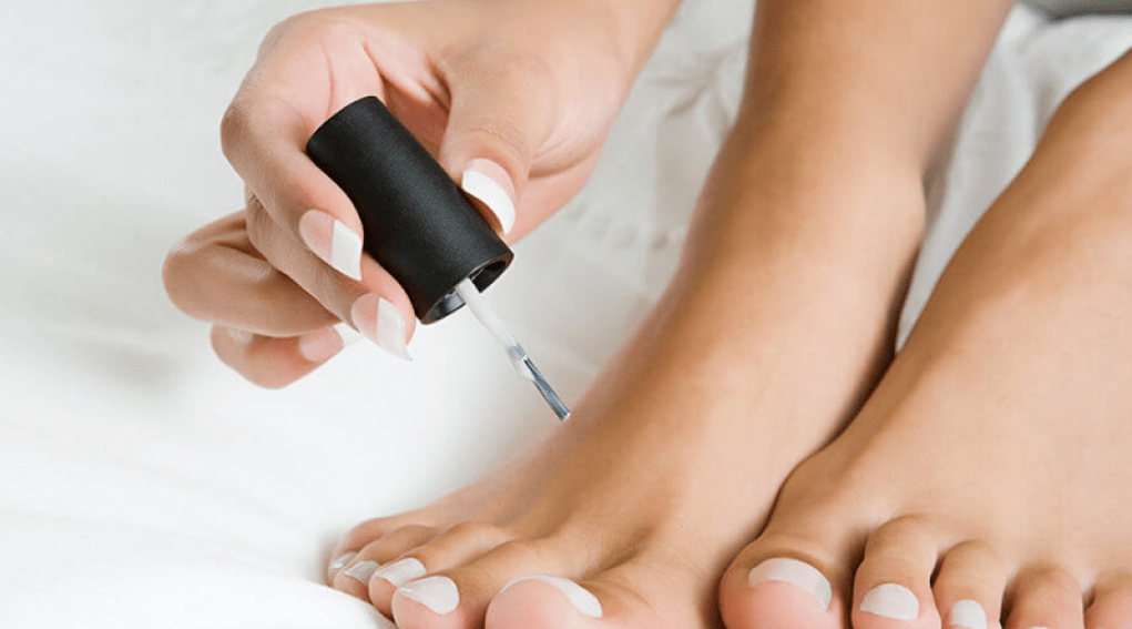 traitement des champignons du pouce avec du vernis à ongles