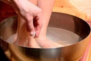 bain de pieds pour les champignons des orteils